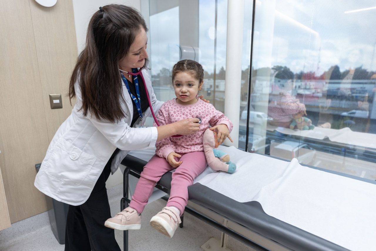Dra Karla Noriega de Andes Salud atendiendo a paciente pediátrica.
