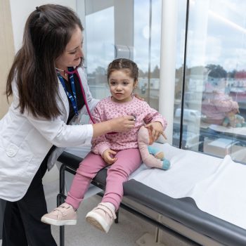 Dra Karla Noriega de Andes Salud atendiendo a paciente pediátrica.