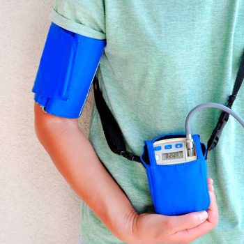 Paciente utilizando un monitor Holter tras su consulta en el centro médico Andes Salud.