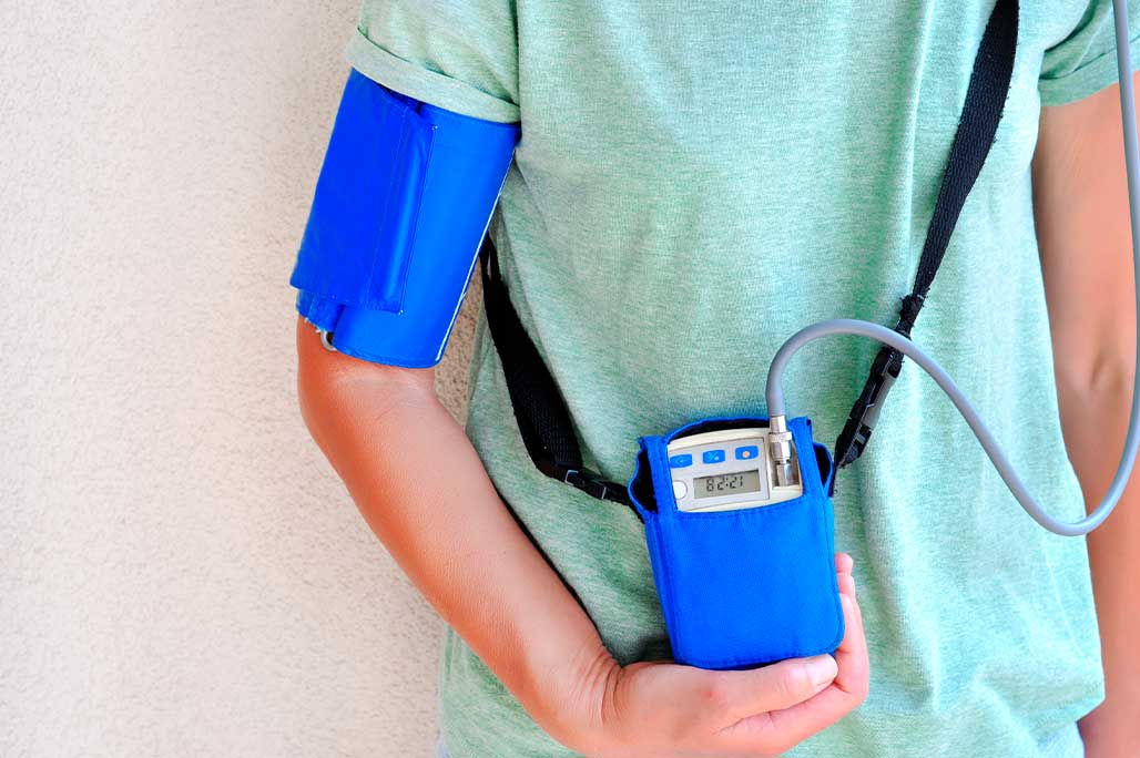 Paciente utilizando un monitor Holter tras su consulta en el centro médico Andes Salud.