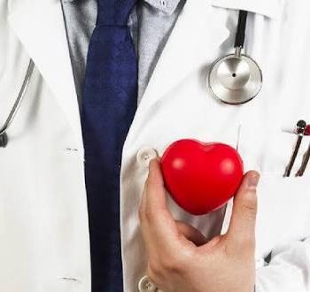 Médico cardiólogo revisando exámenes preventivos en el centro médico Andes Salud.