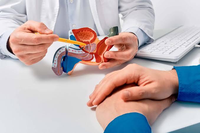 Paciente masculino revisando sus exámenes preventivos en el laboratorio de Andes Salud.