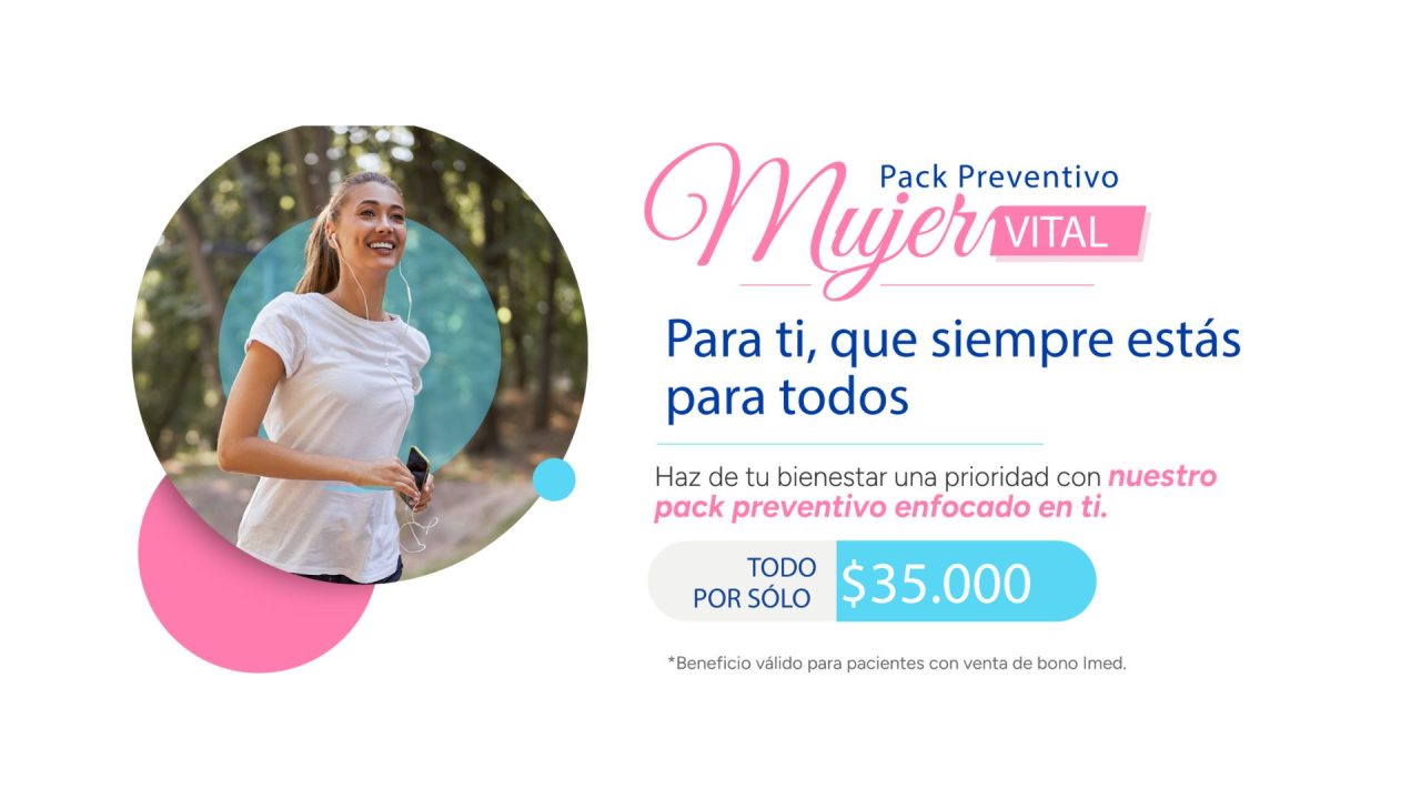Especialista de Andes Salud Los Ángeles orientando a una paciente sobre los resultados de su Pack Preventivo Mujer Vital.