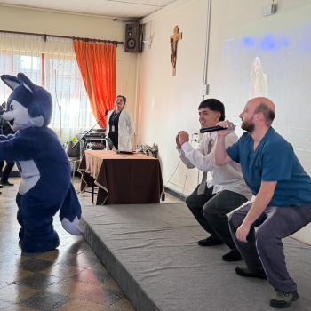 Equipo de especialistas de Andes Salud promoviendo el movimiento y la prevención cardiovascular junto a estudiantes y apoderados del Liceo Alemán del Verbo Divino.