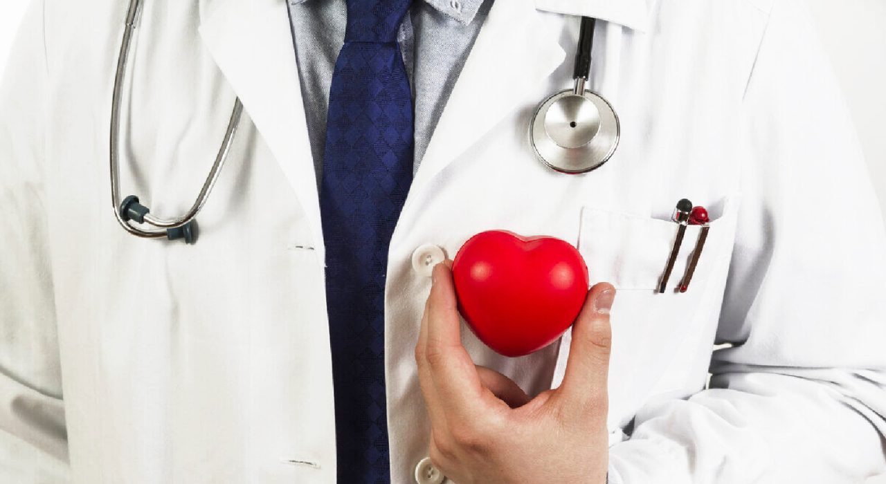 Médico cardiólogo revisando exámenes de prevención cardiovascular de un paciente.