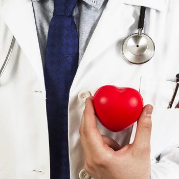 Médico cardiólogo revisando exámenes de prevención cardiovascular de un paciente.