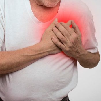 Paciente prestando atención a señales de alerta y síntomas atípicos de un problema cardiovascular.