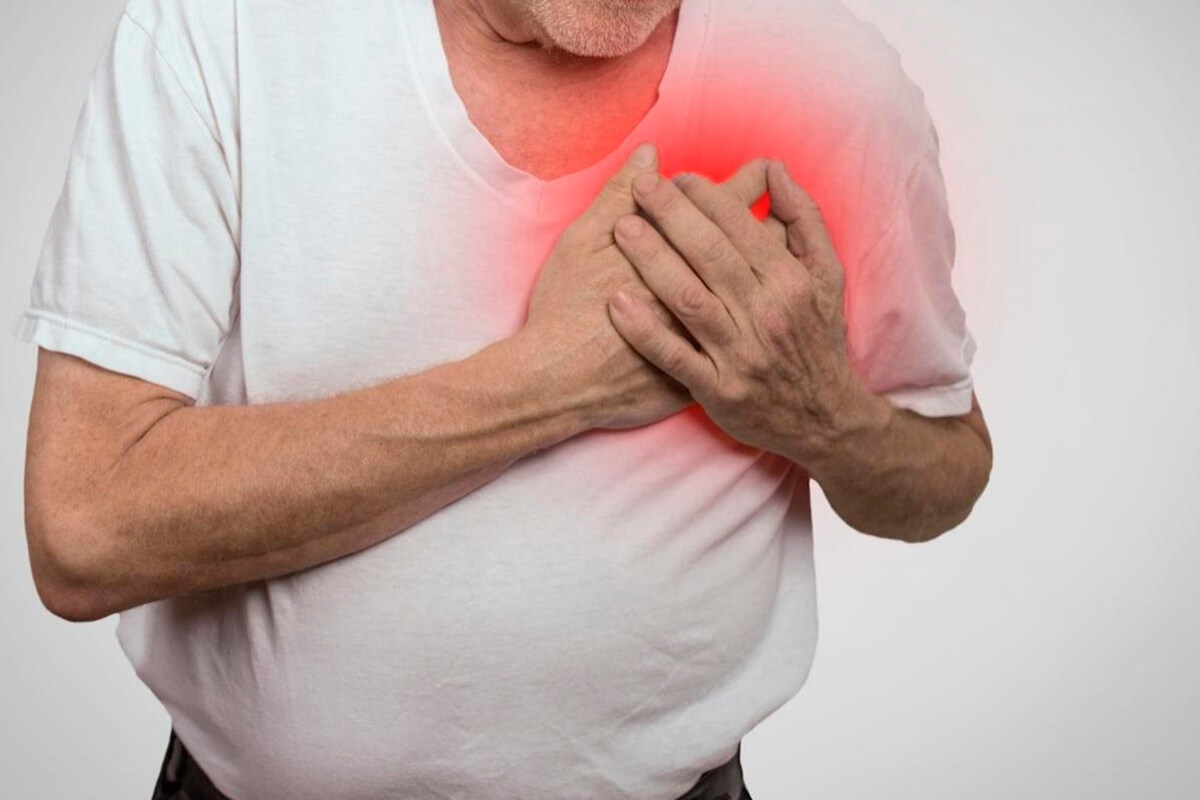Paciente prestando atención a señales de alerta y síntomas atípicos de un problema cardiovascular.